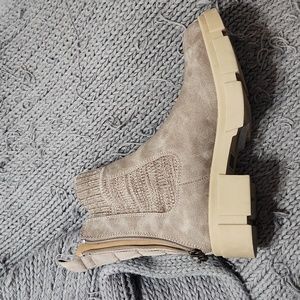 Blowfish chelsea boot in 8.5